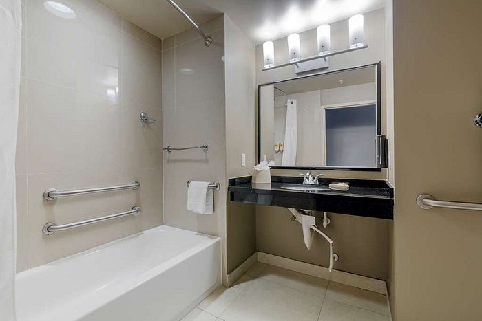 Best Western Plus Miami Airport North Hotel Suites Miami Florida — Bathroom