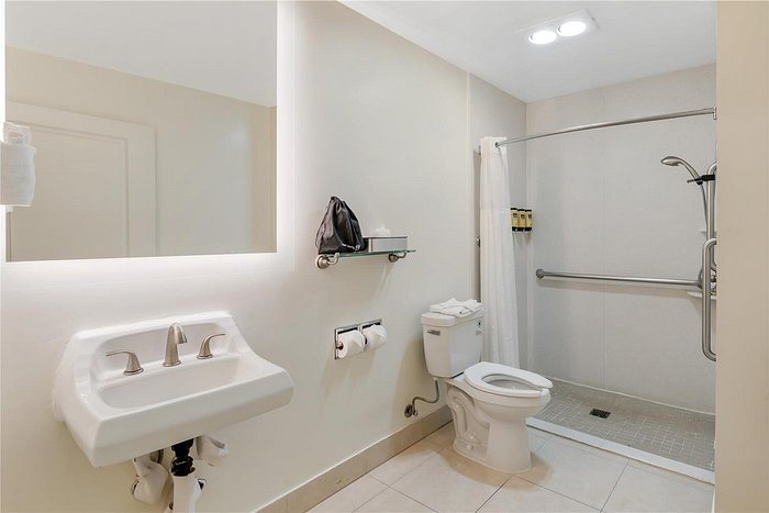 Best Western Plus Midland Suites — Bathroom