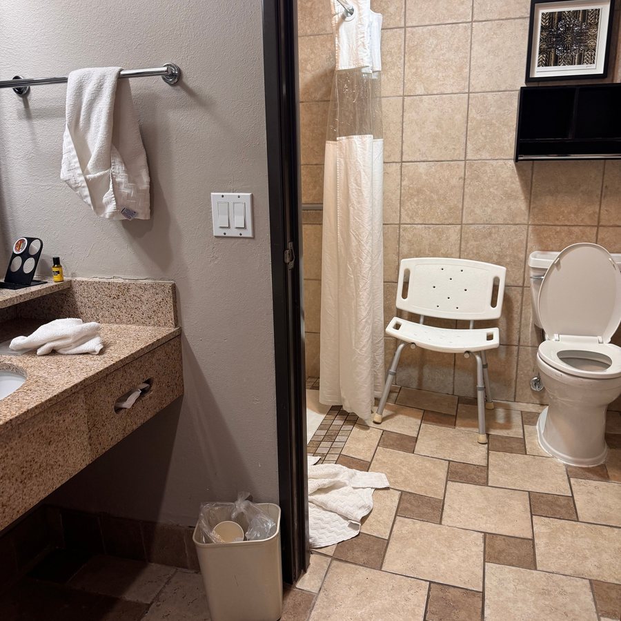 Best Western Plus Midwest Inn — Bathroom