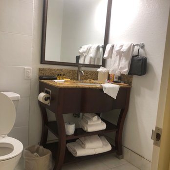 Best Western Plus Milwaukee Airport Hotel Conference Center — Bathroom