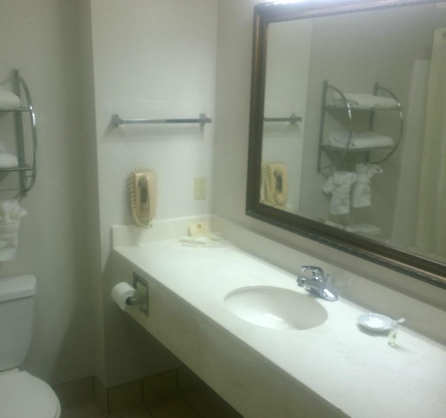 Best Western Plus Monahans Inn Suites — Bathroom