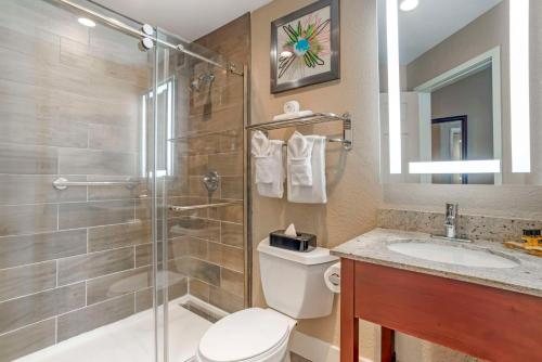 Best Western Plus Monica Royale Inn Suites — Bathroom
