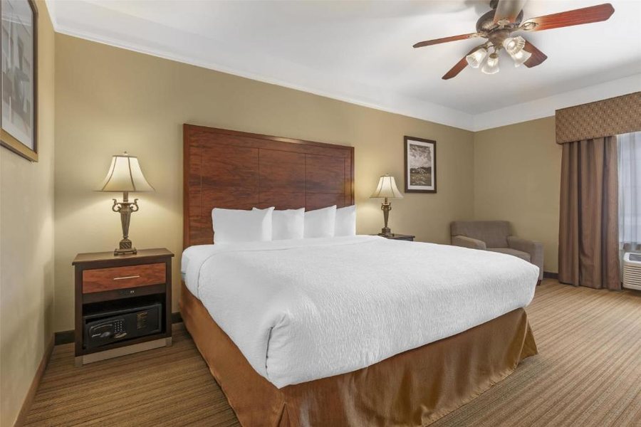 Best Western Plus Monica Royale Inn Suites — Guest room