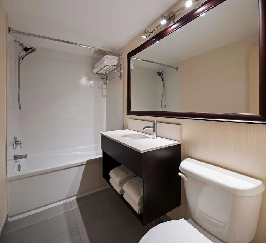 Best Western Plus Mont Laurier — Bathroom