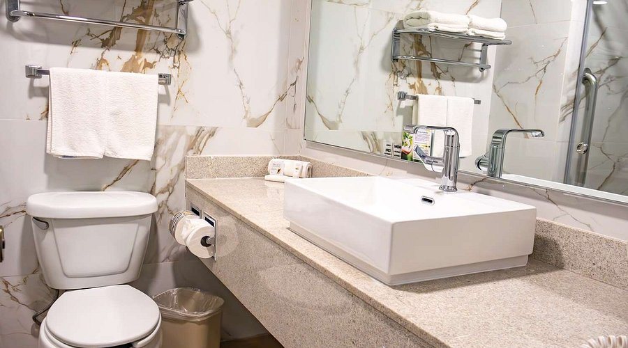 Best Western Plus Monterrey Colon — Bathroom