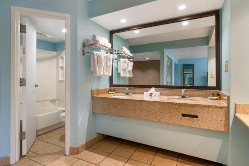 Best Western Plus Myrtle Beach Intracoastal — Bathroom