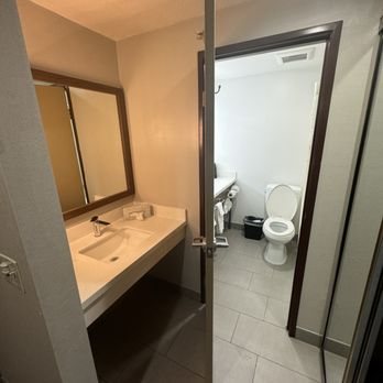 Best Western Plus Newport Mesa Inn — Bathroom