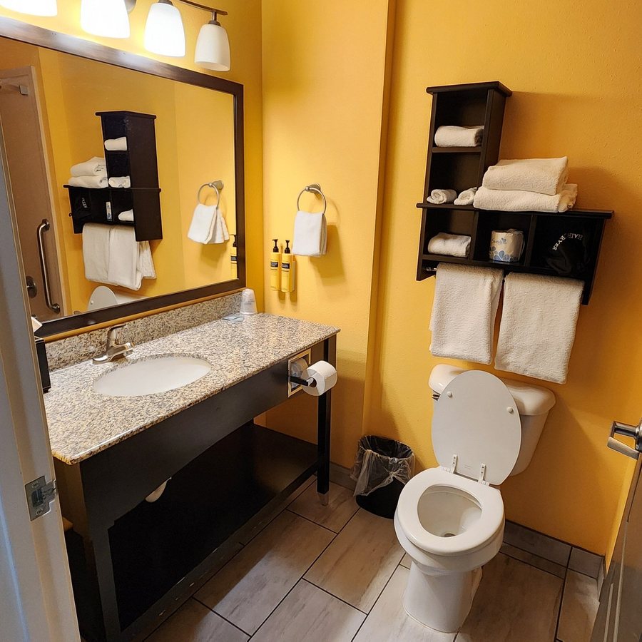 Best Western Plus North Las Vegas Inn Suites — Bathroom