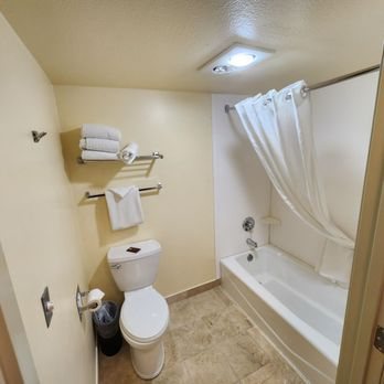 Best Western Plus Northwoods Inn Crescent City California — Bathroom