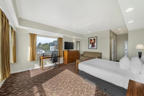 Best Western Plus Northwoods Inn Crescent City California — Guest room
