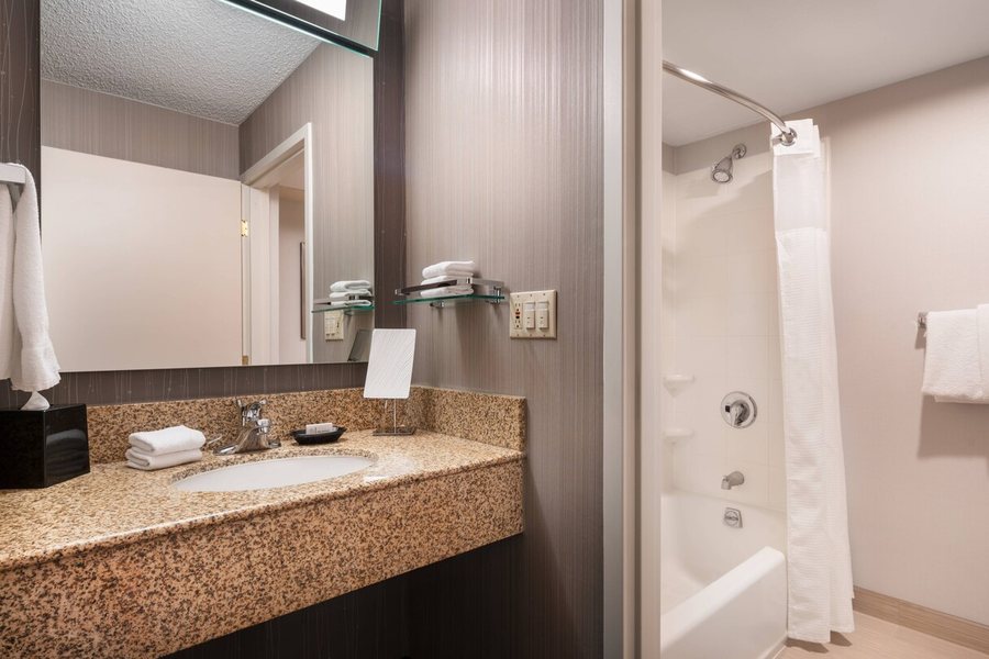 Best Western Plus Novato Oaks Inn — Bathroom
