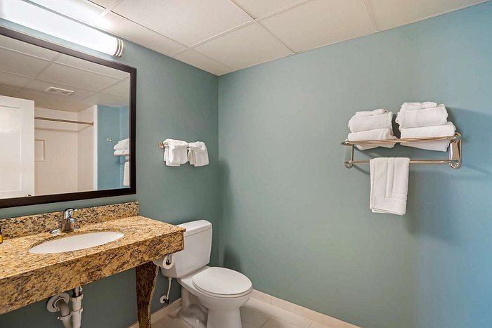Best Western Plus Ocean View Resort — Bathroom