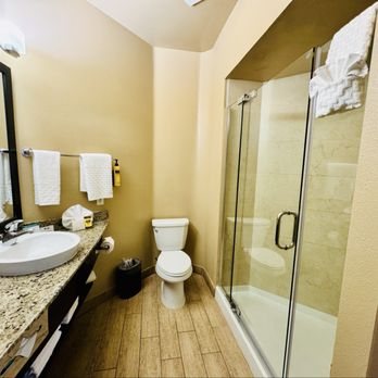 Best Western Plus Oceanside Palms — Bathroom