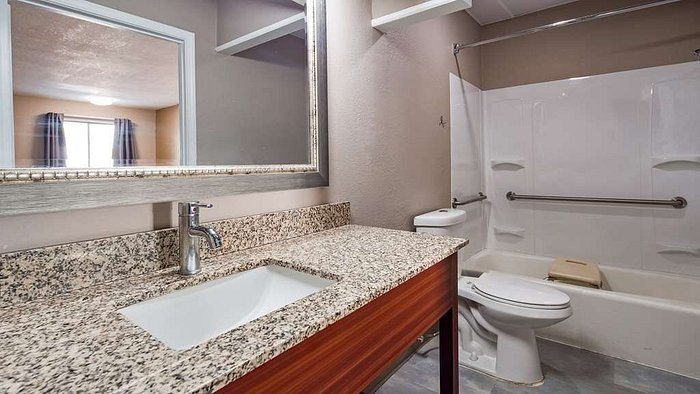 Best Western Plus Olathe Hotel — Bathroom