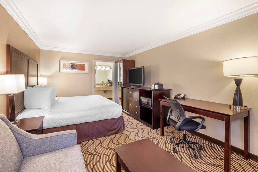 Best Western Plus Orchid Hotel Suites — Guest room