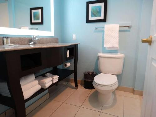 Best Western Plus Orlando Lake Buena Vista South Inn Suites — Bathroom