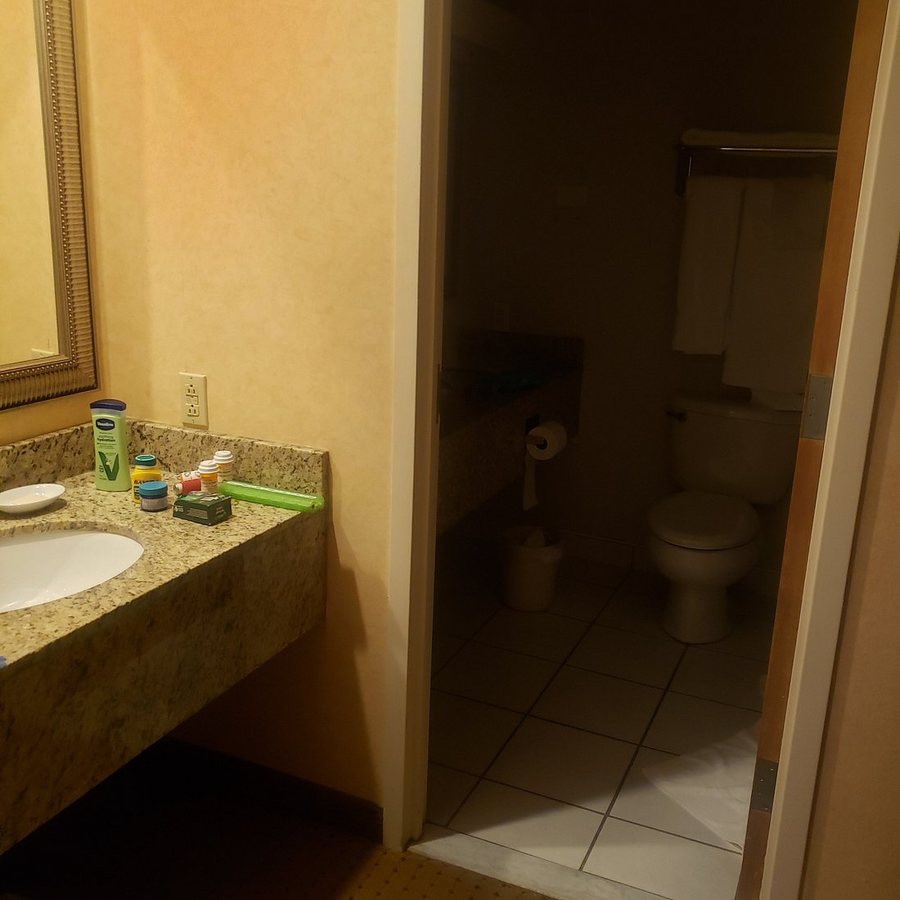 Best Western Plus Oswego Hotel And Conference Center — Bathroom