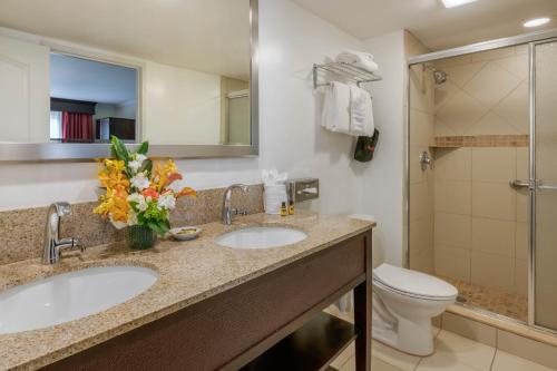 Best Western Plus Palm Court Hotel — Bathroom