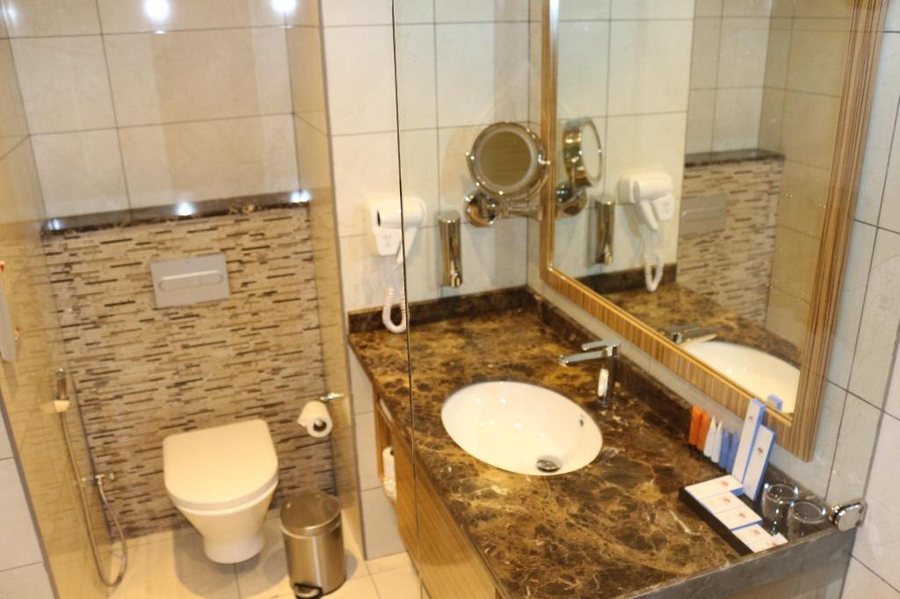 Best Western Plus Pearl Creek — Bathroom