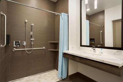 Best Western Plus Peppertree Nampa Civic Center Inn — Bathroom