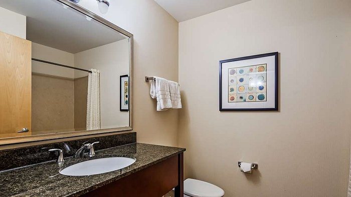 Best Western Plus Philadelphia choctaw Hotel And Suites — Bathroom