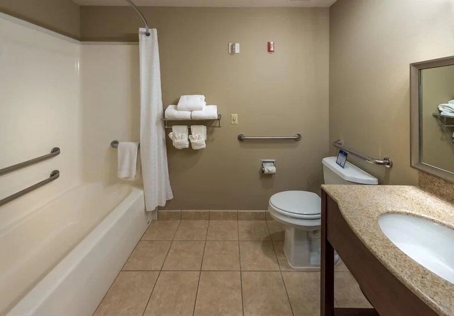 Best Western Plus Pioneer Park Inn — Bathroom