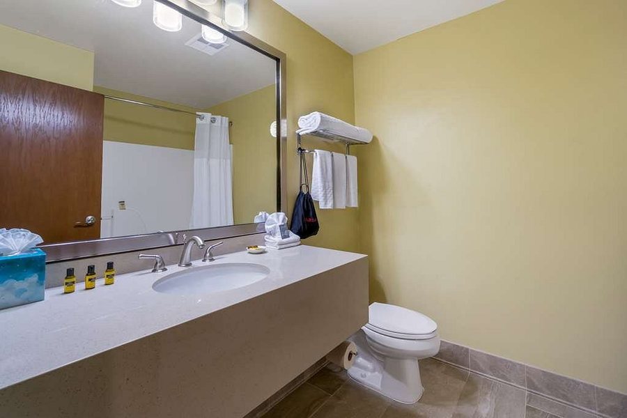 Best Western Plus Plaza By The Green — Bathroom