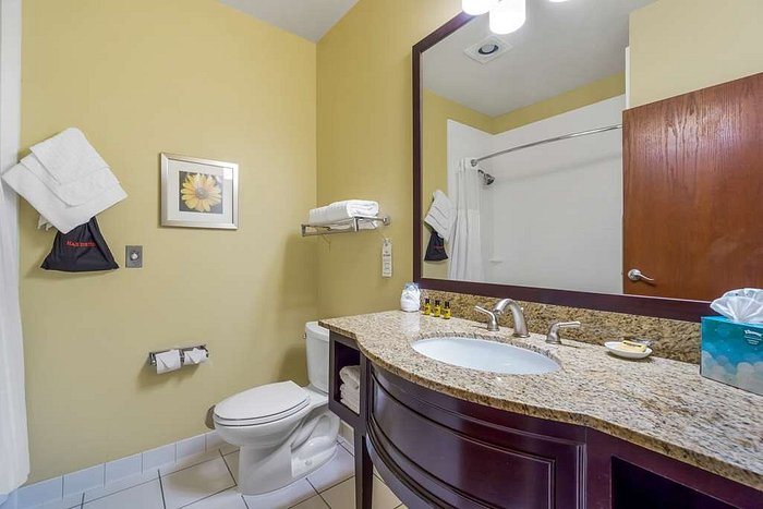 Best Western Plus Plaza Hotel — Bathroom