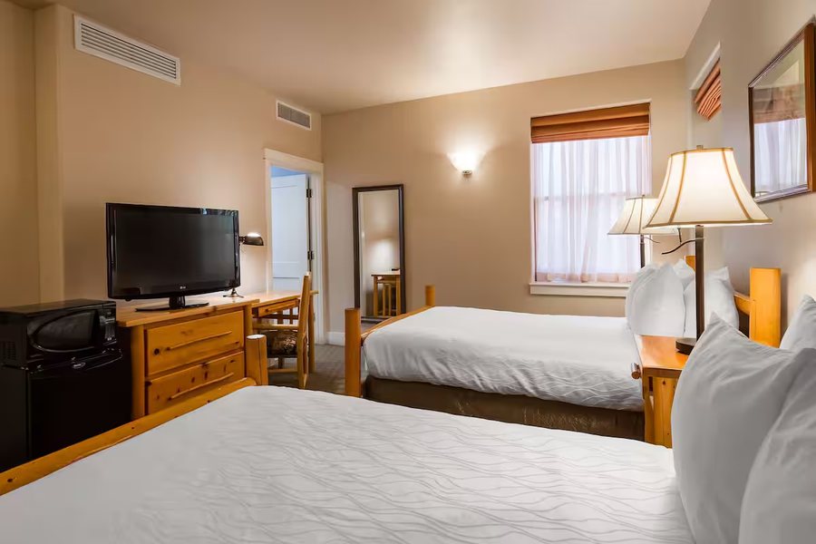Best Western Plus Plaza Hotel — Guest room