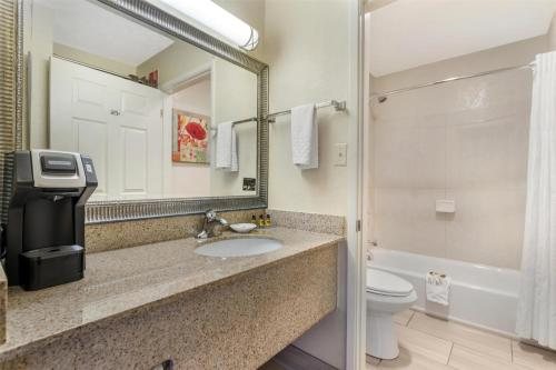 Best Western Plus Pleasanton Hotel — Bathroom