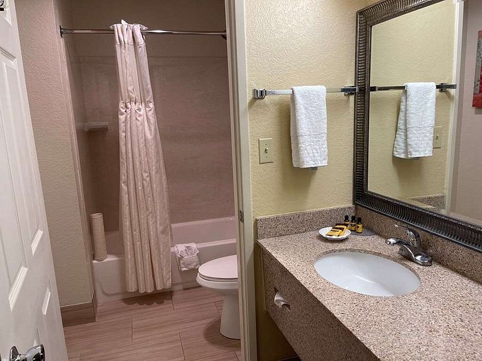 Best Western Plus Pleasanton Inn — Bathroom