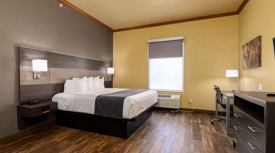 Best Western Plus Portland Airport Hotel Suites — Guest room