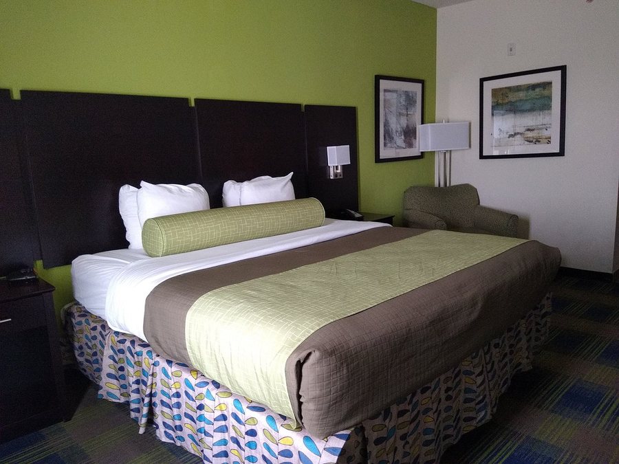 Best Western Plus Pratt — Guest room