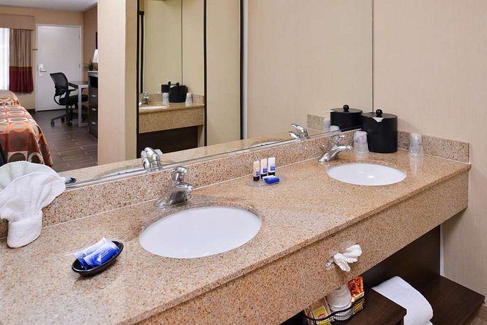 Best Western Plus Raffles Inn Suites — Bathroom