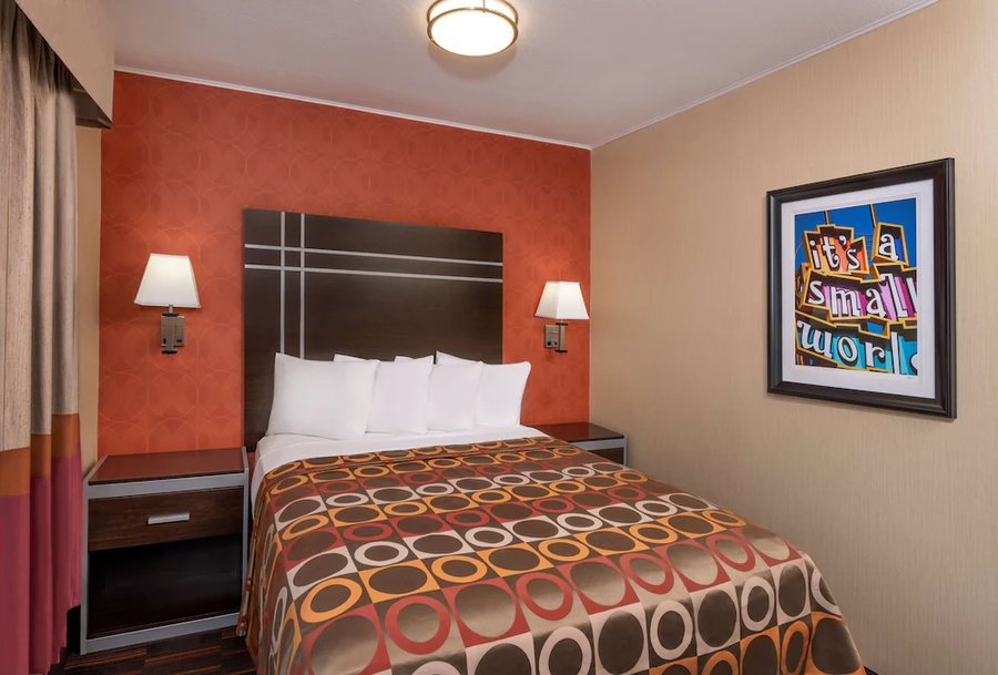 Best Western Plus Raffles Inn Suites — Guest room