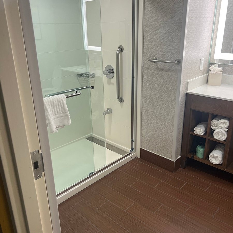 Best Western Plus Raleigh Crabtree Valley Hotel — Bathroom