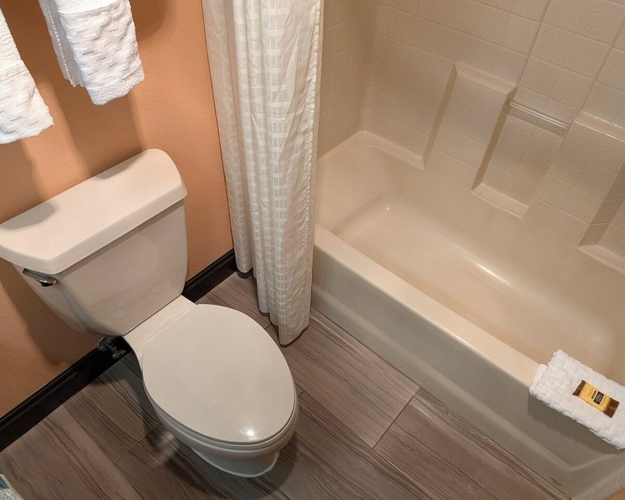 Best Western Plus Rama Inn — Bathroom