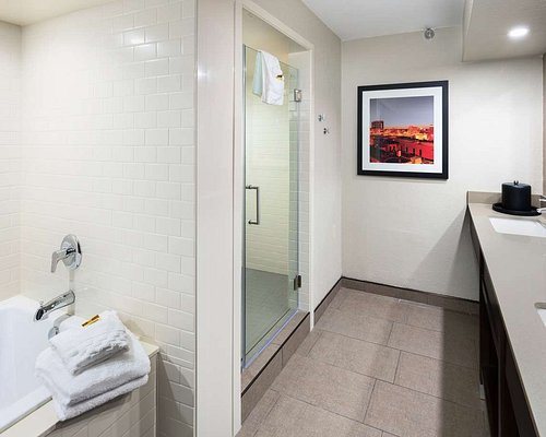Best Western Plus Ramkota Hotel — Bathroom