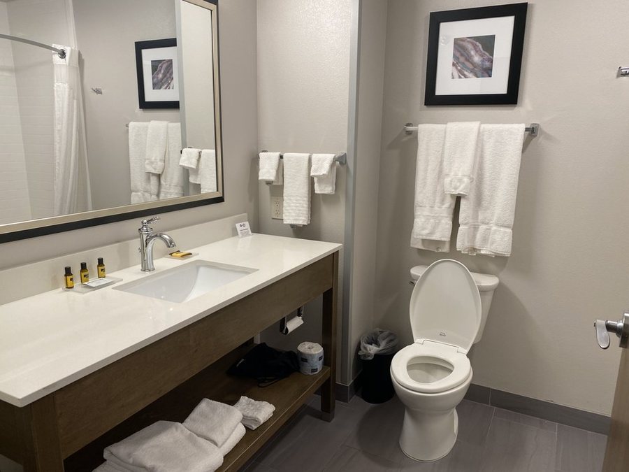 Best Western Plus Rapid City Rushmore — Bathroom