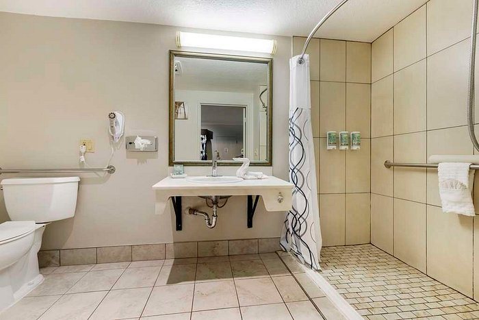 Best Western Plus Redondo Beach Inn — Bathroom