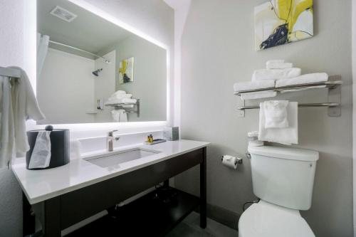 Best Western Plus Renton Inn — Bathroom