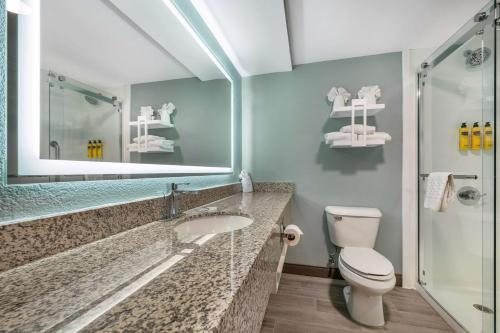Best Western Plus Richmond Airport Hotel — Bathroom