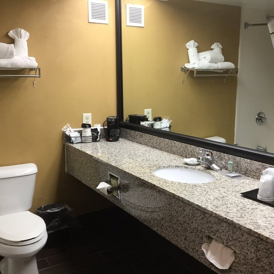 Best Western Plus Richmond Indiana I 70 — Bathroom