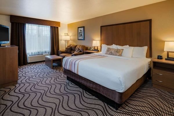 Best Western Plus Riverfront Hotel And Suites — Guest room