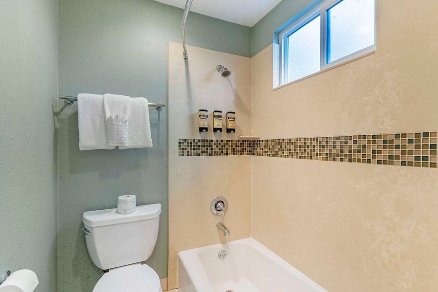 Best Western Plus Riviera — Bathroom