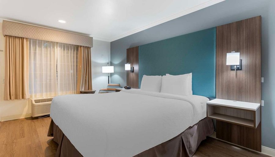 Best Western Plus Riviera — Guest room