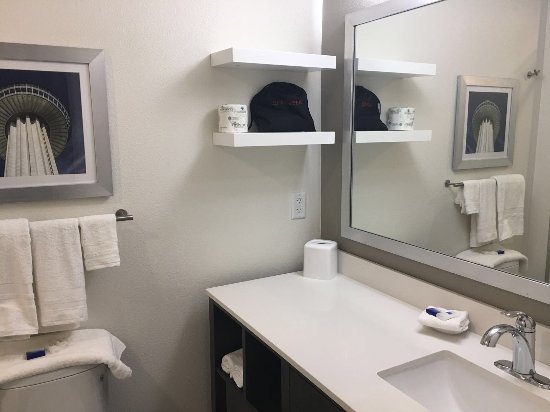 Best Western Plus Roland Inn Suites — Bathroom