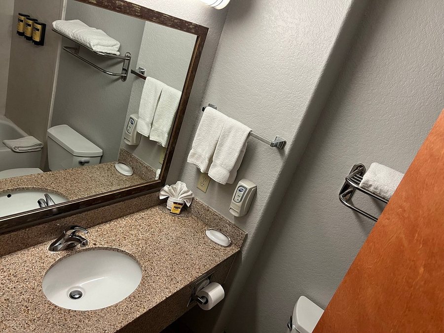 Best Western Plus San Antonio East Inn Suites — Bathroom