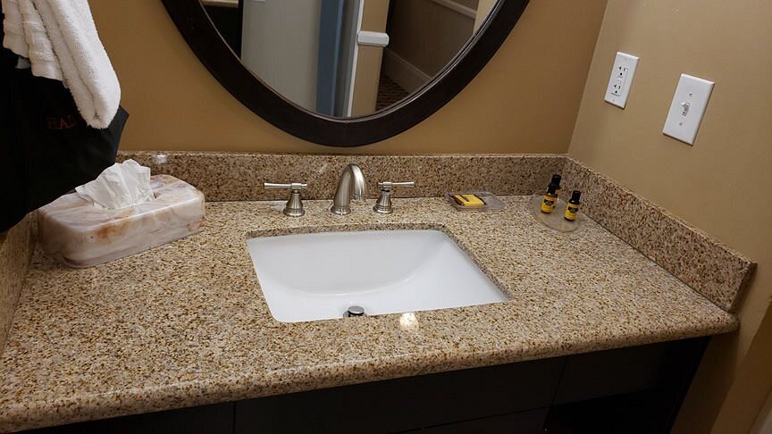 Best Western Plus San Pedro Hotel Suites Los Angeles California — Bathroom