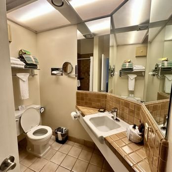 Best Western Plus Santa Barbara — Bathroom